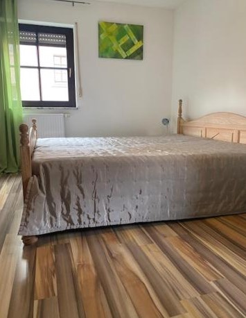 Doppelzimmer mit hellem Bett