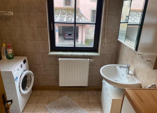 Bad mit Waschmaschine und Waschbecken